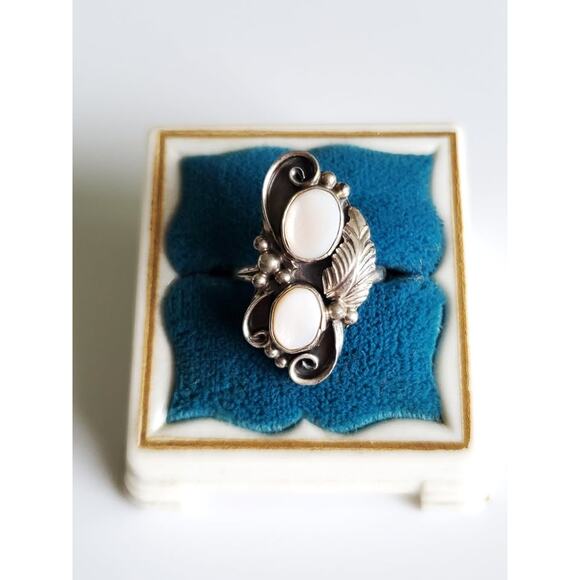 None and/or Unknown Jewelry - Vintage Southwestern Sterling Mother of Pearl Ring – 3.00g